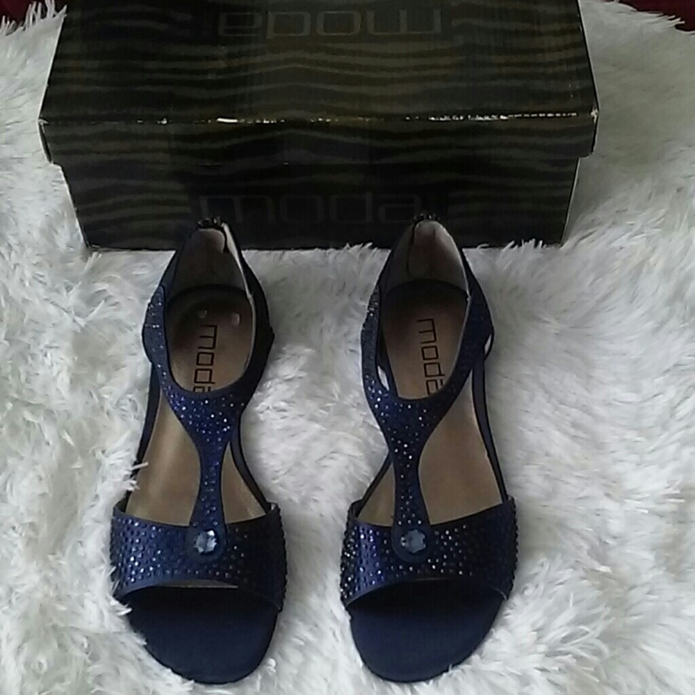 Moda women's blue sandals. (NEW)